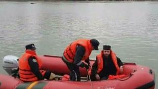 Un calugar a ramas intr-o barca in mijlocul raului Mures!