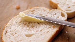 Si voi consumati acest aliment? Milioane de romani o fac, dar putini stiu cat de periculos este!