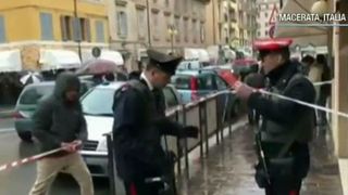 Atac sangeros in Italia! Un barbat a tras cu arma in mai multi migranti de culoare!