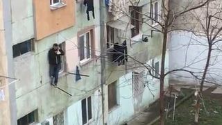 A avut zile! Un barbat din Tulcea a cazut de la etajul 4, dar s-a prins de uscatorul vecinei de la 2!