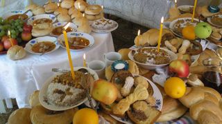 Toata lumea spune "bogdaproste" atunci cand primeste pomana, dar stii de ce? Iata ce inseamna!