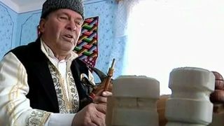 In secolul vitezei, unii romani duc mai departe traditiile. El este singurul mester popular care confectioneaza cimpoaie!