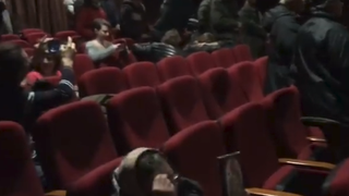 Circ la cinema! Proiectia filmului 120 BPM a fost intrerupta de mai multe persoane cu icoane, steaguri si pancarte!