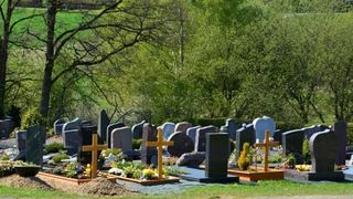 A murit de cancer, dar preotul satului nu a vrut sa-l inmormanteze in cimitir pentru ca in ultimele luni de viata s-a pocait!
