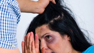 A plecat in Germania pentru un trai mai bun, dar acasa sotia il insela cu un alt barbat! Intors in tara, a batut-o pana a bagat-o in spital!