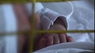 O fetita de doi ani din Suceava a cazut de pe soba intr-o oala cu apa clocotita. E de-a dreptul inimaginabil ce a facut mama ei imediat dupa - Doamne, saraca fata, acum e in stare critica din cauza asta