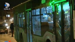 Atac sangeros intr-un autobuz din Iasi. Soferul a oprit masina si a inchis usile - Un elev a fost injunghiat si a ajuns la spital