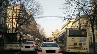 Haos in Capitala dupa ce o pana de curent a afectat mai multe troleibuze, traficul din centrul orasului fiind paralizat