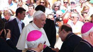 Anunt ingrijorator despre Papa! "Se stinge ca o lumanare, incet si cu seninatate!"