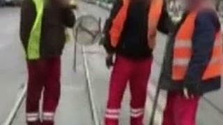 Niste muncitori ingeniosi din Iasi au asfaltat cu...piciorul! Imagini de senzatie cu "Dorel"