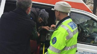 Incident terifiant in Bucuresti! O femeie cu probleme psihice a atacat un elev si a incercat sa-l oblige sa bea alcool