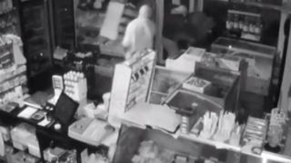 O banda de hoti a pus pe jar autoritatile din Timis. Talharii au o predilectie pentru magazine alimentare, insa nu prea au indemanare!