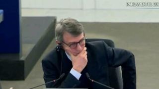Circul din parlamentul Romaniei s-a mutat la Bruxelles! Demnitarii romani s-au facut de ras in Parlamentul European!