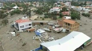 Imaginile groazei in America de Sud! Mai multi oameni au pierit dupa ce au fost luati pe sus de valuri de namol!