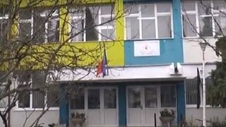 Un tata l-a bagat pe colegul de scoala al fiului sau in spital. L-a izbit cu capul de zid si l-a lovit cu pumnul in fata &ndash; Motivul este halucinant. Toti ne jucam asa cand eram mici