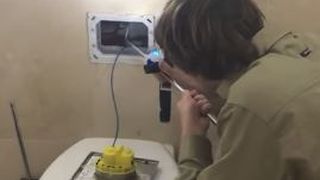 O familie din Australia a chemat instalatorul pentru ca apa vasului de la WC se tragea singura! Cand au vazut care era cauza, au incremenit! Puteau muri oricand!