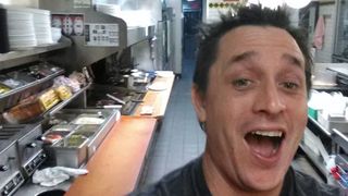 Satul sa astepte sa fie servit, un client al unui restaurant a sarit tejgheaua bucatariei si si-a facut selfieuri in timp ce-si facea singur mancare. Ce a urmat...