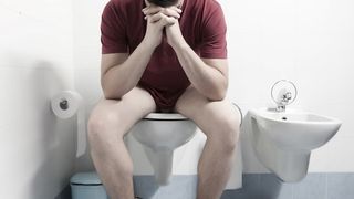 Un barbat a petrecut pe toaleta mai bine de 30 de minute. E ingrozitor ce a patit... Pana si medicii au ramas socati!