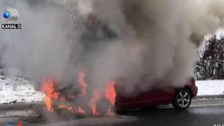 S-au salvat in ultima clipa! 3 tineri au reusit sa iasa din masina care s-a aprins in mers, ca o torta, pe mijlocul unui drum european din Cluj