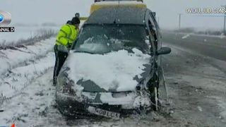"Daca vrei sa mori poti sa pleci la drum acum". Viscolul a produs primele pagube in Constanta! Doua accidente rutiere au avut loc din cauza zapezii de pe carosabil