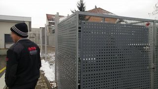 O femeie din Satu Mare a fost inchisa intr-o cusca de catre paznicii unui supermarket. "Esti ca un caine acolo" - Barbatii au umilit-o pe biata femeie in ultimul hal. "Asa ne-a zis sefu'!"