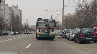 Noua moda in ceea ce priveste calatoritul cu troleul in Constanta. Un baiat s-a agatat de troleu si a mers asa prin oras, fara sa ii pese de riscuri