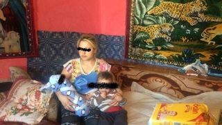 Ar trebui sa se joace cu papusile, dar ele fac copii! Mame la doar 12 ani, in Iasi! Ionela are 2 copii, iar tatal copiilor n-a implinit nici el 18 ani: "La noi se obisnuieste sa..."