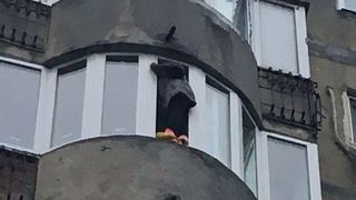 Misiune grea pentru pompieri! O femeie din Bucuresti a stat ore in sir pe pervaz amenintand ca se arunca de la etajul 6