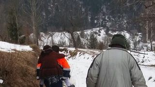 O femeie dintr-un catun din Apuseni a fost carata in spate de salvatori, pana la ambulanta &ndash; Motivul pentru care masina nu a ajuns pana la casa victimei este revoltator &ndash; Se intampla in Romania anului 2018