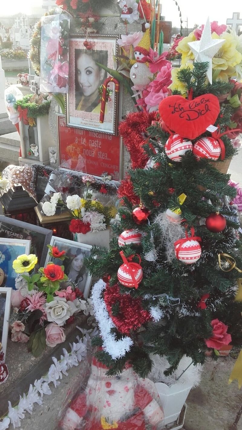 Mariana Sarkany a dus la mormantul fiicei ei o inimioara pe care scrie "Te iubesc" in germana