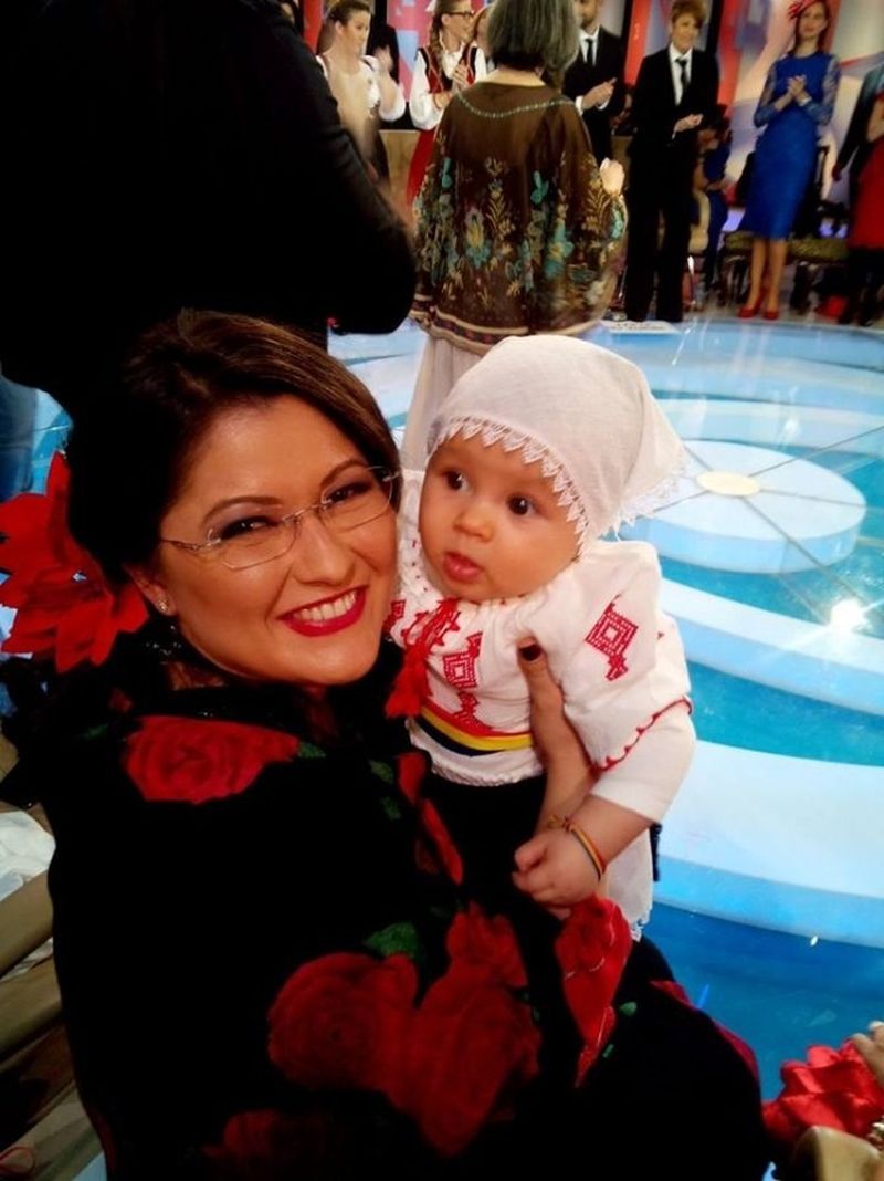Oana Zamfir si-a dus fiica la tv cand aceasta avea 8 luni