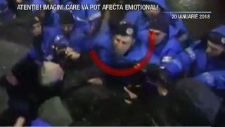 Rasturnare de situatie in cazul jandarmului bataus de la proteste! Sefii lui spun ca a procedat corect