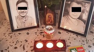 Ciprian si Gheorghe, doi prieteni buni au plecat impreuna in Marea Britanie, iar acum, vor fi condusi, tot impreuna, pe ultimul drum. Cei doi au avut un sfarsit cumplit: &ldquo;Imi e dor de ei. Erau ca fratii&rdquo;