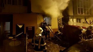 Explozie Sincai! 16 masini au fost distruse - Un incendiu a cuprins un restaurant situat la parterul unui bloc