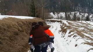 El este salvatorul care a carat in spate o batrana bolnava din Apuseni! Ambulanta nu a putut sa ajunga la ea