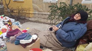 Batranete trista! Ramasa singura pe lume, aceasta batrana sta pe strada, in frig, si vinde ciorapi de lana ca sa isi cumpere o paine - Fiul ei a murit si de atunci viata ei este o drama