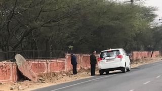 Scena halucinanta surprinsa de opozitie! Ministrul indian al Sanatatii a fost surprins, facandu-si nevoile pe marginea drumului