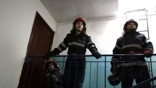 Un baietel de doar cinci ani, lasat singur de parinti, era in pericol sa cada de la etajul al patrulea &ndash; Ce decizie au luat autoritatile in acest caz