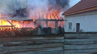 Un incendiu puternic a cuprins o cladire in care se afla si un bar, in Arad &ndash; Au intervenit 18 persoane pentru stingerea flacarilor