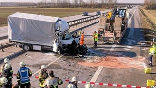 Un sofer roman a provocat un accident rutier in Germania, pentru ca se uita la un film pe telefonul mobil. Nici la sosirea medicilor nu a lasat telefonul din mana