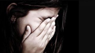 La o varsta la care ar fi trebuit sa se joace cu papusile si sa mearga la scoala, o fetita din Valcea a ramas insarcinata. Starea ei de sanatate este extrem de grava