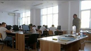 Angajatii din Educatie ies in strada. Profesorii se plang ca legea salarizarii i-a saracit. Care este reactia permierului