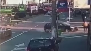 Un barbat din Oradea a fost izbit in plin pe trecerea de pietoni! Soferul vinovat nu a schitat niciun gest pentru a frana!