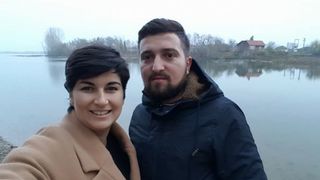 Un buzoian si-a filmat iubita gravida in salon, in timp ce zacea cu copilul mort in ea. Medicii nu au vrut sa o opereze pentru a salva bebelusul: "Copilul nu mai are batai. E mort de 7 ore si ceva"