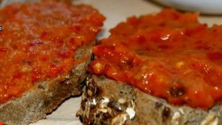 Aveti grija ce produse de post cumparati! Multe produse contin extrem de mult zahar - Vezi din ce sunt facute si pateurile, sunca si carnatii vegetali