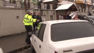 Un barbat de 36 de ani, prins in timp ce se masturba in fata unui liceu
