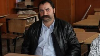 Are 36 de ani si este in clasa intai: "Sunt la bastonase, am scris patru pagini" - Povestea lui Anton Gabor care abia acum invata sa scrie si sa citeasca