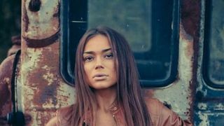 Singurele imagini cu Anastasia Cecati, cantareata ucisa de sot, in serialul "Las Fierbinti"! Frumoasa moldoveanca a aparut sexy langa Giani si Bobita, in rol de nimfa! FOTO