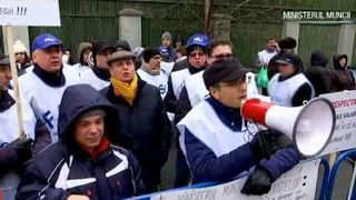 Profesorii au iesit in strada din cauza Legii salarizarii! Dascalii au plecat de la ore si au predat "lectia" de revolta in fata Ministerului Muncii