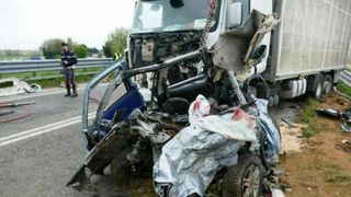 Un barbat din Focsani si-a injunghiat sotia, apoi a provocat intentionat un accident rutier in care si-a pierdut si el viata. Omul i-a taiat gatul nevestei, apoi a intrat cu masina sub un TIR